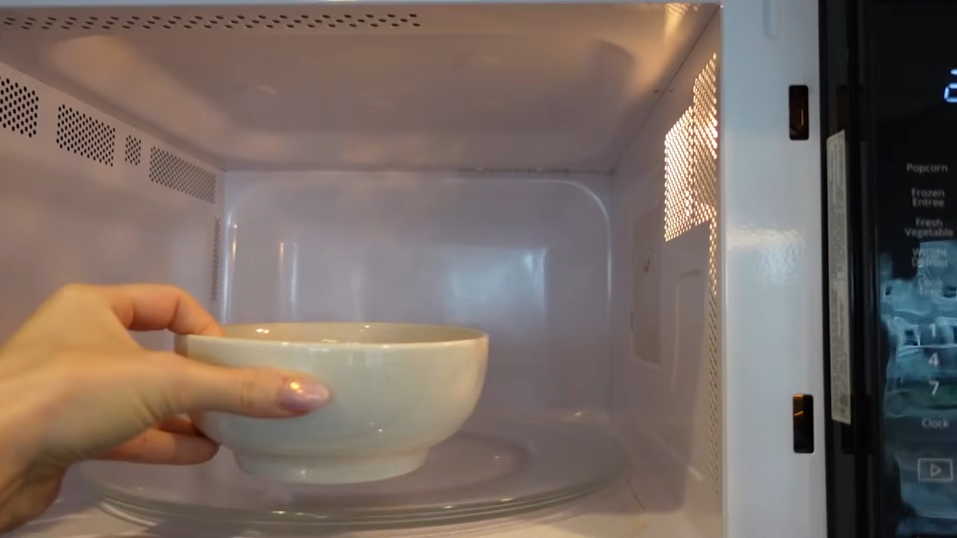 Clean microwave with vinegar